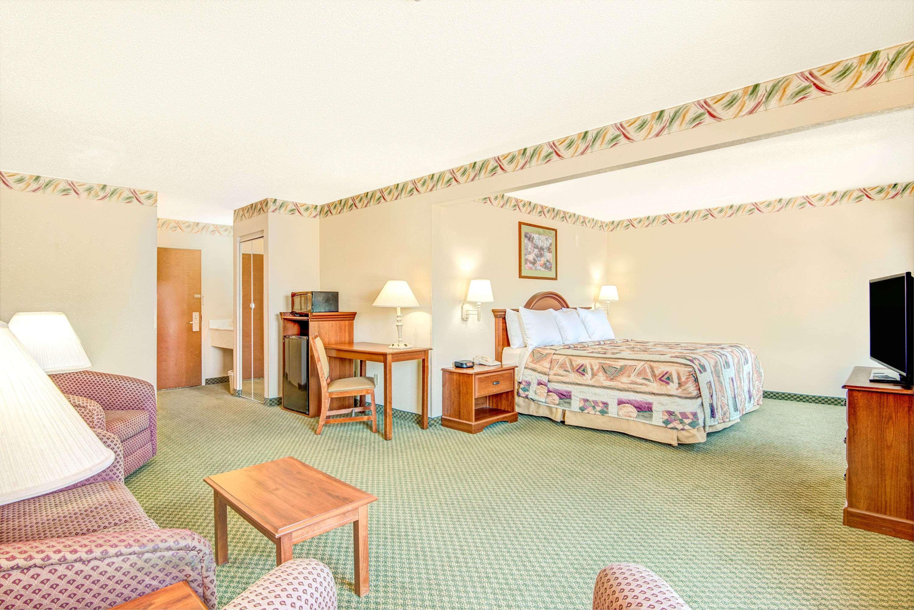 Days Inn By Wyndham Louisburg Exterior foto
