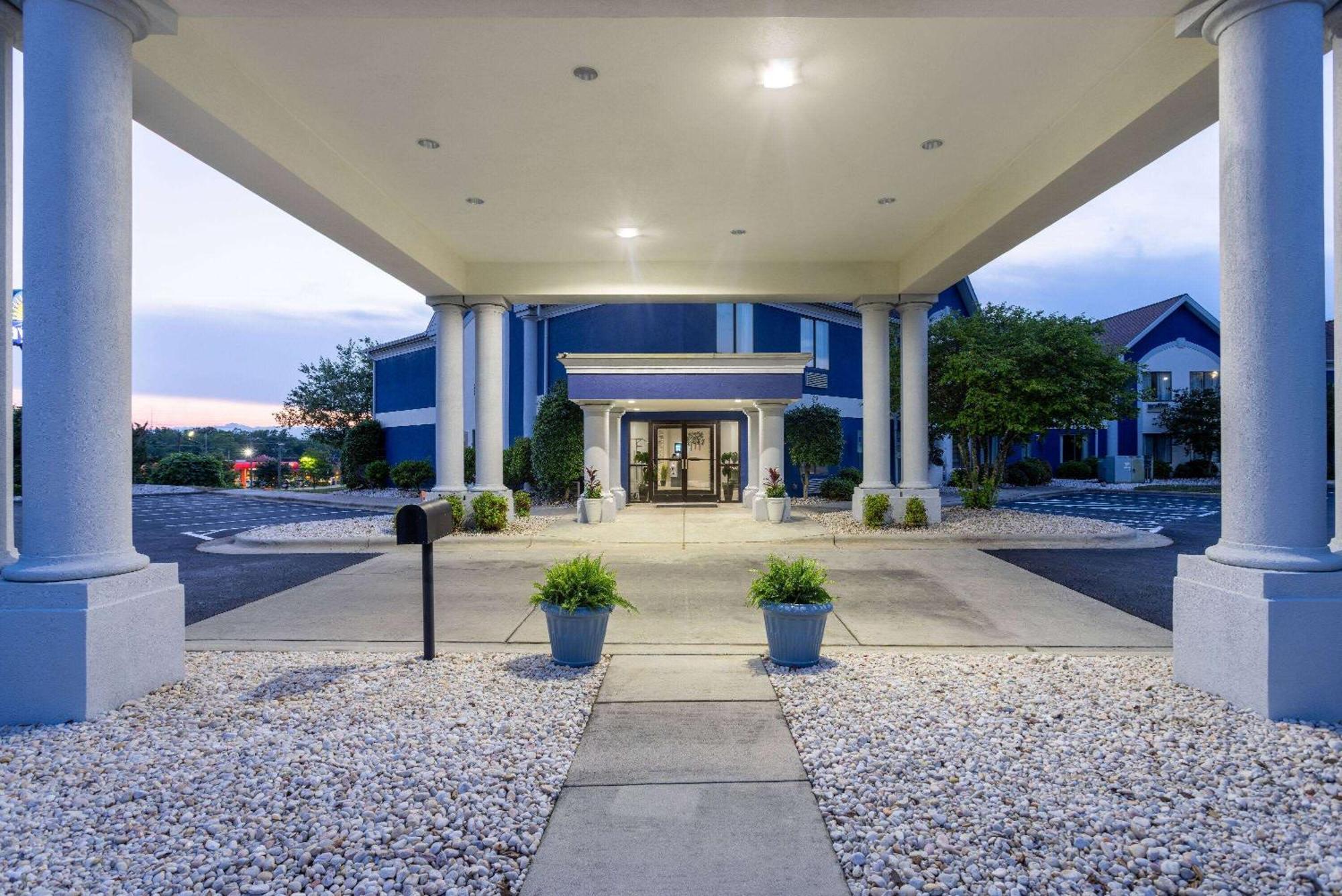 Days Inn By Wyndham Louisburg Exterior foto